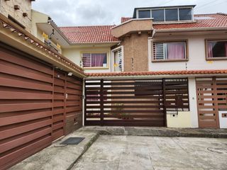 Foto 1 de Casa en venta en urbanización muy cerca del Supermaxi Av. Don Bosco en Cuenca