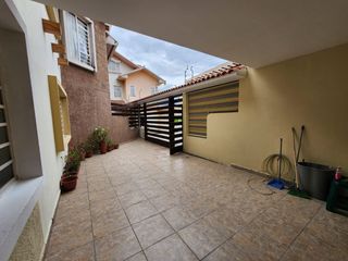 Foto 4 de Casa en venta en urbanización muy cerca del Supermaxi Av. Don Bosco en Cuenca