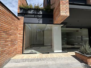 Foto 4 de Local comercial en venta en la Avenida Loja y Av. 1 de Mayo en edificio nuevo en Cuenca
