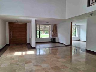 Foto 2 de Urbanización Jacaranda Cumbaya casa renta 600m2 4 habitaciones amplio jardín