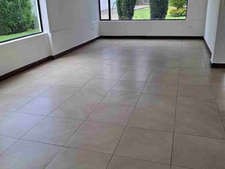 Foto 5 de Urbanización Jacaranda Cumbaya casa renta 600m2 4 habitaciones amplio jardín