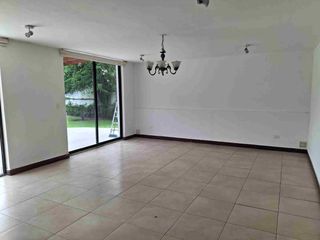 Foto 9 de Urbanización Jacaranda Cumbaya casa renta 600m2 4 habitaciones amplio jardín
