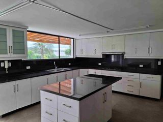 Foto 11 de Urbanización Jacaranda Cumbaya casa renta 600m2 4 habitaciones amplio jardín