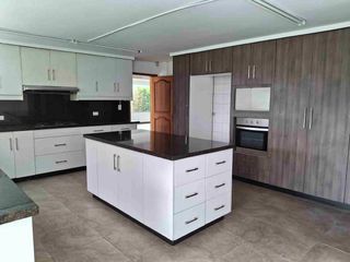 Foto 12 de Urbanización Jacaranda Cumbaya casa renta 600m2 4 habitaciones amplio jardín