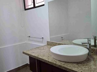Foto 14 de Urbanización Jacaranda Cumbaya casa renta 600m2 4 habitaciones amplio jardín
