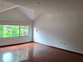 Foto 17 de Urbanización Jacaranda Cumbaya casa renta 600m2 4 habitaciones amplio jardín