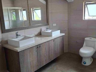 Foto 19 de Urbanización Jacaranda Cumbaya casa renta 600m2 4 habitaciones amplio jardín