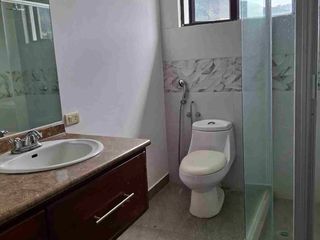 Foto 27 de Urbanización Jacaranda Cumbaya casa renta 600m2 4 habitaciones amplio jardín