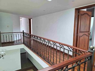 Foto 32 de Urbanización Jacaranda Cumbaya casa renta 600m2 4 habitaciones amplio jardín