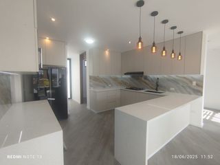 Foto 5 de VENDO HERMOSO PENTHOUSE EN SELVA ALEGRE ACABADOS DE PRIMERA 370M2 MAS AIRES