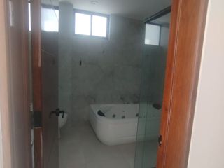 Foto 13 de VENDO HERMOSO PENTHOUSE EN SELVA ALEGRE ACABADOS DE PRIMERA 370M2 MAS AIRES