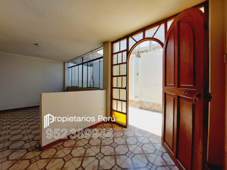 Foto 2 de SE VENDE CASA DE 3 PISOS EN ESQUINA, FRENTE A PLAZA LA FLORESTA, CERCA A LA PLAZA PÉREZ GAMBOA, IDEAL PARA CASA FAMILIAR, NEGOCIO O DE DEPARTAMENTOS