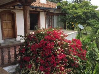 Foto 2 de Casa en dos plantas de ladrillo y madera en un terreno de 25.000 m2 (2.5 hectáreas)