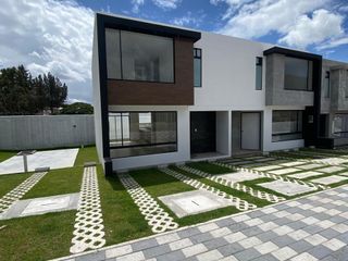 Foto 2 de CASA AMPLIA Y MODERNA EN POMASQUI