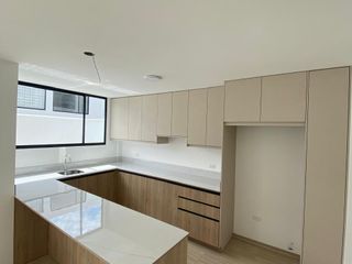 Foto 3 de CASA AMPLIA Y MODERNA EN POMASQUI