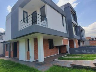 Foto 1 de CASA NUEVA EN VENTA – SECTOR CASHAPAMBA, VALLE DE LOS CHILLOS