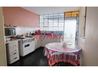 Foto 21 de Vendo Bonita Casa Frente A Parque Nuestra Sra De La Paz En Miraflores-2Pisos-150M2-$180.000