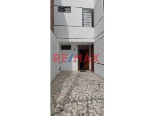 Foto 1 de Vendo Bonita Casa Frente A Parque Nuestra Sra De La Paz En Miraflores-2Pisos-150M2-$180.000