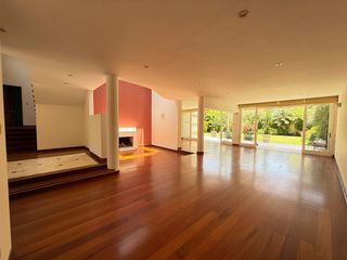 Foto 5 de Vendo hermosa casa cerca a parque con amplia terraza y jardin frente a parque