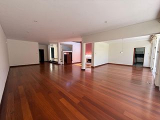 Foto 4 de Vendo hermosa casa cerca a parque con amplia terraza y jardin frente a parque