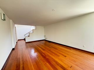 Foto 6 de Vendo hermosa casa cerca a parque con amplia terraza y jardin frente a parque
