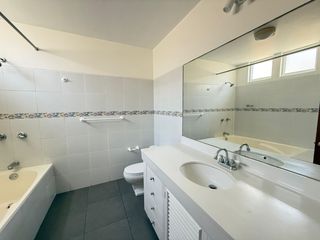 Foto 40 de Vendo hermosa casa cerca a parque con amplia terraza y jardin frente a parque