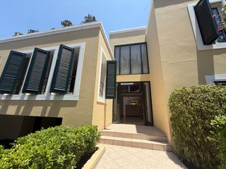 Foto 1 de Vendo hermosa casa cerca a parque con amplia terraza y jardin frente a parque