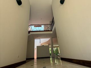 Foto 3 de Vendo hermosa casa cerca a parque con amplia terraza y jardin frente a parque