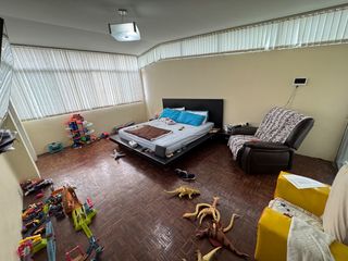 Foto 27 de En venta casa de 5 dormitorios en BARRIO CENTENARIO.
