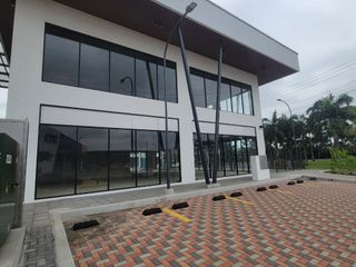 Foto 2 de En alquiler estratégico local comercial esquinero en Plaza Diamante – Sector La Joya