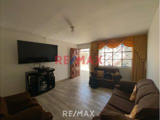 Foto 1 de EN VENTA DE CASA CERCA DE COLEGIO BONIFAZ EN EL RIMAC