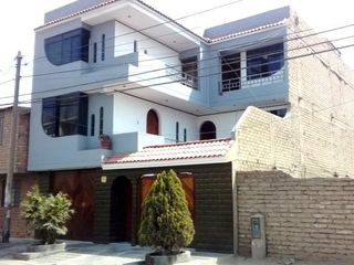 Foto 1 de En venta casa de 3 pisos + Azotea - Los Olivos