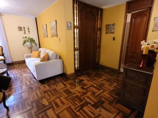 Foto 2 de VENDO CASA DE 3 PISOS EN SURCO AV. SOTO BERMEO