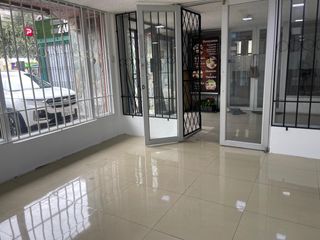 Foto 1 de Rento Local  Comercial de 100 m2 en la Av. Los Shyris , Quito , Ecuador.