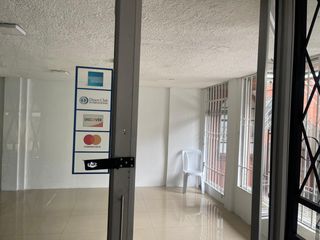 Foto 4 de Rento Local  Comercial de 100 m2 en la Av. Los Shyris , Quito , Ecuador.