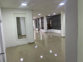 Foto 13 de Rento Local  Comercial de 100 m2 en la Av. Los Shyris , Quito , Ecuador.