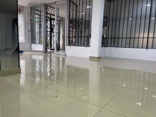 Foto 17 de Rento Local  Comercial de 100 m2 en la Av. Los Shyris , Quito , Ecuador.