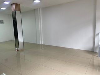 Foto 20 de Rento Local  Comercial de 100 m2 en la Av. Los Shyris , Quito , Ecuador.