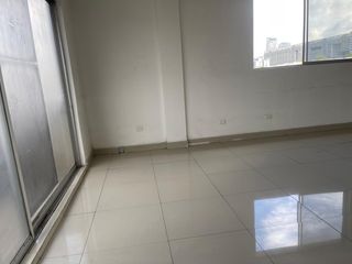 Foto 8 de Rento Oficina de 100 m2 en Av. Los Shyris.