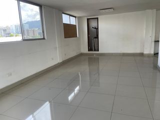 Foto 10 de Rento Oficina de 100 m2 en Av. Los Shyris.