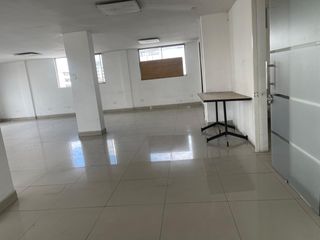 Foto 12 de Rento Oficina de 100 m2 en Av. Los Shyris.