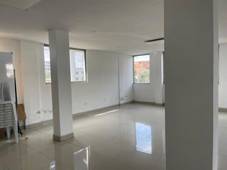 Foto 14 de Rento Oficina de 100 m2 en Av. Los Shyris.
