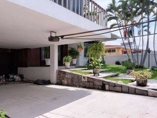 Foto 3 de Venta de Casa en Urdesa Central – Zona Cerrada.