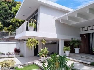 Foto 2 de Venta de Casa en Urdesa Central – Zona Cerrada.