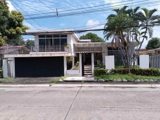 Foto 1 de Venta de Casa en Urdesa Central – Zona Cerrada.
