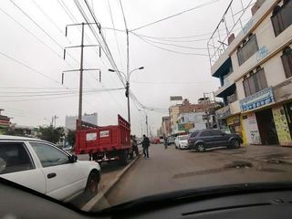 Foto 4 de Casa de 3 pisos ubicada en zona comercial-Los Olivos