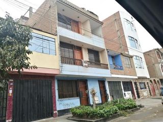 Foto 1 de En venta casa de 3 pisos en Los Olivos
