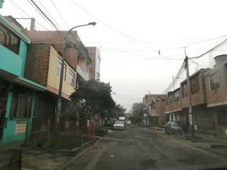 Foto 2 de En venta casa de 3 pisos en Los Olivos