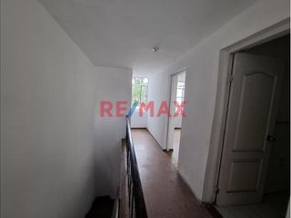 Foto 3 de Alquiler De Casa Para Empresas En Urb. Primavera A.C 220 M2 3500 Soles