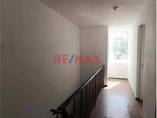 Foto 5 de Alquiler De Casa Para Empresas En Urb. Primavera A.C 220 M2 3500 Soles